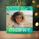 Retro MERRY - Tie-Dye Teal - Photo - 70 s Vibe Julgransprydnad Keramik<br><div class="desc">Okonventionell juldesign med 70-talsvans. FRONT - Foto med ord "MERRY" är i ett retroteckensnitt som koordinerar med den icke-traditionella bakgrunden. Lägg till ditt favoritfoto i den här eleganta och färgstarka designen. BAK - Retro Tie Dye Mönster i en blandning av grönt och teal. Om du vill flytta något runt klickar...</div>