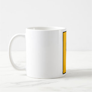 Retro mikrofon på djärkgul bakgrund kaffemugg