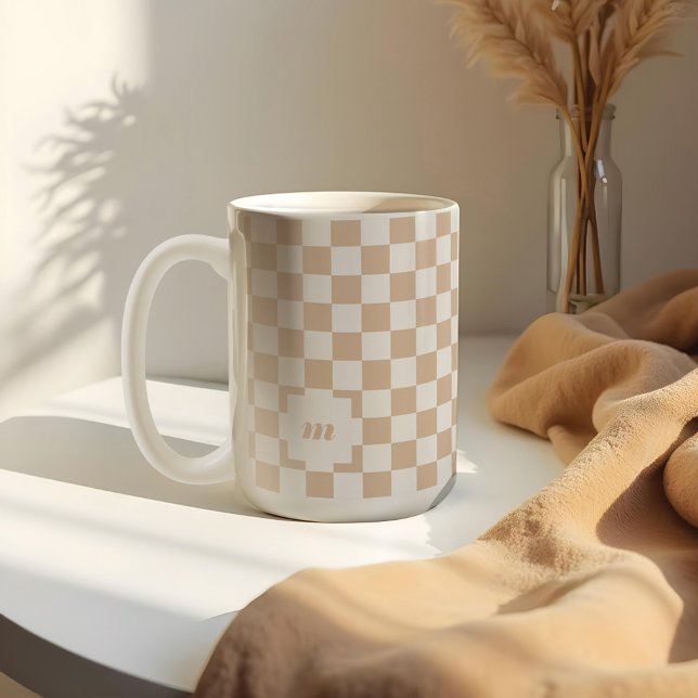 Retro Modern Checkated Mönster Anpassningsbar Mono Kaffemugg (Retro Tan Beige Chequered Pattern Custom Monogram Coffee Mug)
