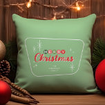 Retro Modern God jul Kudde<br><div class="desc">Lägg till en retro-charm till ditt hem med den här festliga julen dekorativ kudde! I denna moderna utformning från mitten av århundradet visas texten "God jul" i vintage-inspirerad typografi. Bakgrunden är ljust grönt accentuerad av 1950-talets stil-stjärnor,  snöflingor.</div>