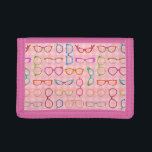 Retro modern Hipster för glasögon med rosa Gingham<br><div class="desc">Denna färgrika nerdy plånbok för monokelnoveltydesignen har ett original- mönster som göras upp av anblickar i en variation av, skuggar och stilar, alla på en bakgrund av retro rosa gingham. Coolan, exponeringsglas ramar spänner flickaktigt från 50-tal, och den rimmed den 60-talkattögat/hornen och browlinen formar för att runda, kvadrerar och allt...</div>