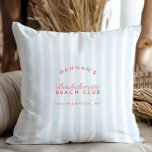 Retro Modern Vintage Blå Möhippa Kudde<br><div class="desc">Tillsätt en touch av retro charm på din möhippa med den anpassningsbara Retro Modern Vintage Blue Bachelorette Throw Pillow. Hela texten i denna mall kan redigeras så att du kan anpassa den till din festliga unika stil och tema. Den är designad för att komplettera "Retro Modern Blue & Red Beach...</div>