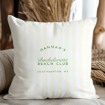 Retro Modern Vintage Grönt & Gult Bachelorette Kudde<br><div class="desc">Lägg till ett retro-tecken till din bachelorette firande med anpassadet Retro Modern Vintage Grönt & Gult Bachelorette Dekorativ kudde. Hela texten i den här mallen kan redigeras, vilket gör att du kan anpassa den till det unika stil och temat för firande. Designat för att komplettera samlingen "Retro Modern Gult &...</div>
