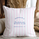 Retro Modern Vintage Rosa & Navy Blue Bachelorette Kudde<br><div class="desc">Lägg till ett retro-tecken till din bachelorette firande med anpassadet Retro Modern Vintage Rosa & Navy Blue Bachelorette Dekorativ kudde. Hela texten i den här mallen kan redigeras, vilket gör att du kan anpassa den till det unika stil och temat för firande. Designat för att komplettera samlingen "Retro Modern Rosa...</div>