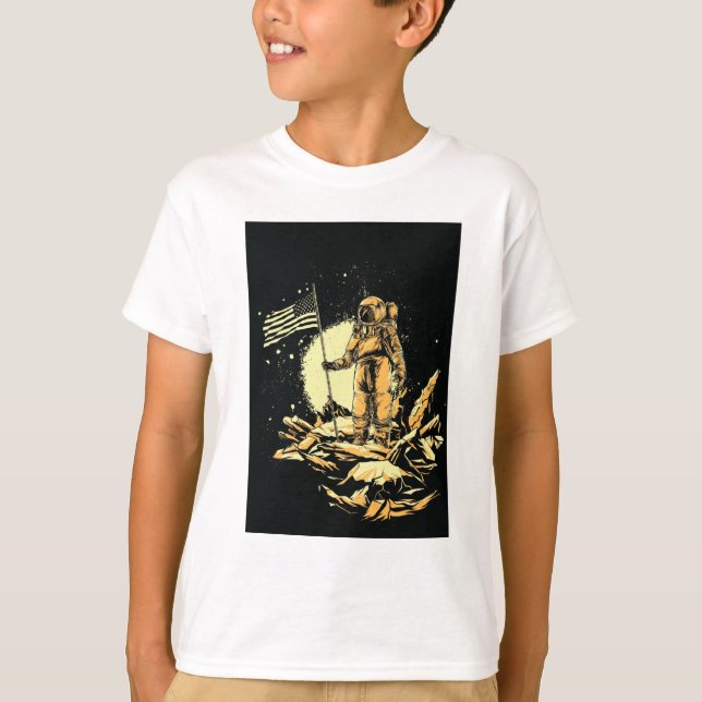 Retro Moon Landing Astronaut Flag Tee (Framsida)