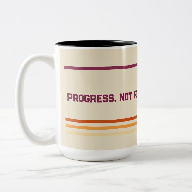 Retro Motivation Coffee Mug – Progress Not Perfect Två-Tonad Mugg (Vänster)