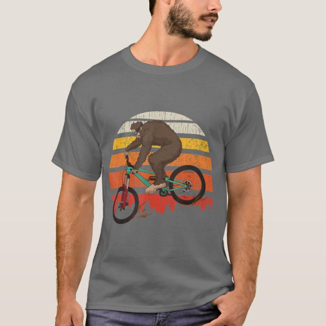 Retro Mountain Biking MTB Funny Bigfoot Riding T Shirt (Framsida)