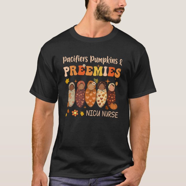 Retro Nappar Pumpkins Prefifiender Fall NICU Nurse T Shirt (Framsida)
