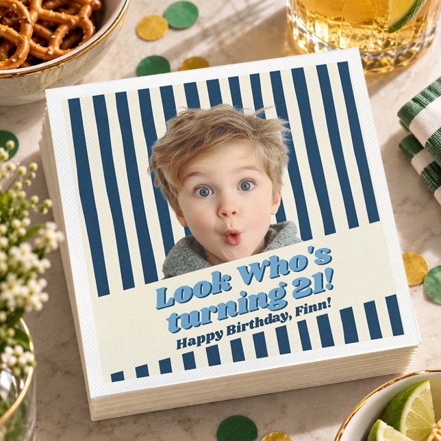 Retro Navyblå Fotofödelsedags Chic Pappersservett (Paper napkin with navy blue stripes, custom photo cutout, retro typography, and birthday text.)