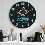 Retro Neon-skyltkaffe Stor Klocka<br><div class="desc">Personlig Namn Anpassningsbar Retro Black Glowing Neon Sign Coffee Wall Clock av utskrivbar Söt. Perfekt Clock för köket,  eller Man Cave och gör en underbar gåva till Kaffe Älskare!</div>