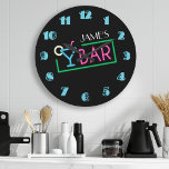 Retro Neon-skyltkaffe Stor Klocka<br><div class="desc">Personlig Namn Anpassningsbar Retro Black Glowing Neon Sign Cocktail Pub Wall Clock av utskrivbar Söt. Perfekt Clock till Home Mini Pub,  eller Man Cave och gör en underbar gåva!</div>