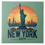 Retro New York City Skyline med Frihetsgudinnan Kakelplatta<br><div class="desc">Den här grafikdesignen har Frihetsgudinnan mot en fet New York City-skylin som lyfts upp av en varm, reflexbelagd solnedgång i stil. Sammansättningen balanserar modernt grafiskt inslag med ett nostalgiskt resestesiskt, vilket framkallar NYC:s tidslösa energi. Det silhuetterade citysslet ökar djupet, medan paletten rik färg förstärker det urbana estetiska området. Gult taxi...</div>