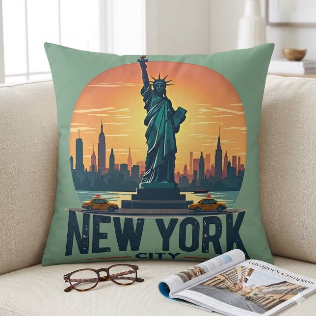 Retro New York Citys siluett med frihetsgudinnan Kudde (Retro New York City Skyline with Statue of Liberty Throw Pillow Mockup A)