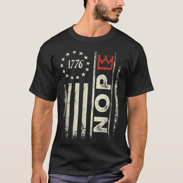 Retro No Kings Protest Sign Vertical American Flag T Shirt (Framsida)