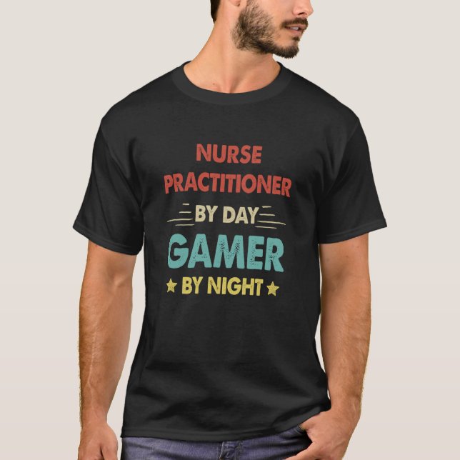 Retro Nurse Practitioner By Day Gamer By Night T Shirt (Framsida)