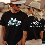 Retro Ny gifta Mr och Blue Black & White T Shirt<br><div class="desc">Fira din heliga matrimoni stil med den här söta Ny gifta svarta t-tröjan med blå och vit text. Anpassa den efter bridens efternamn och bröllop-årsdatum.</div>