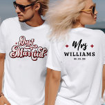 Retro Ny gifta Mr och Mrs Rosa Red & White T Shirt<br><div class="desc">Fira din heliga matrimoni stil med den här söta Ny gifta vita t-tröjan med rosa och röd text. Anpassa den efter bridens efternamn och bröllop-årsdatum.</div>