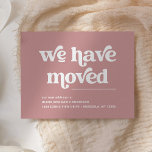 Retro och Boho | Dusty Ro Flytta Announcement Vykort<br><div class="desc">I trendiget säger Bho stil flytta att "vi har flyttat" i retrovit typografi med en enkel dammig bakgrund i ro rosa. Det perfekta snyggten att låta vänner och familj veta att du har ett nytt hem.</div>