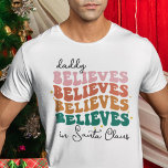 Retro pappa tro Jultomten julfamilj T Shirt<br><div class="desc">Med det nya typsnittet stil och det pulserande färg,  ger de här julskjortorna en bra vintage till dina festligheter. Ordalydelsen lyder "Pappa tro i Jultomten".</div>