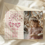 Retro Photo Cute Rosa Bow Coquette 1:a födelsedag Tack Kort<br><div class="desc">Ta del av och glädjen i din flicka första födelsedag med vårt vackra Photo Cute Rosa Bow Coquette 1:a födelsedag - tack ditt kort. Detta kort för personlig är perfekten för att uttrycka tacksamhet till gästerna när de vårdar de värdefulla minnen som kom under firande. Anpassadet med ett foto från...</div>