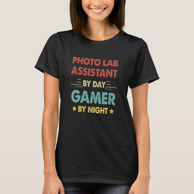 Retro Photo Lab Assistant By Day Gamer By Night T Shirt (Framsida)