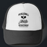Retro Pickleball Athletic Department Anpassningsba Keps<br><div class="desc">Roligt pickleball som innehåller korsade pickleball-paddlar,  boll och retrotypografi. Lägg till din anpassningsbar för att anpassa dig - team namn,  klubb namn,  stad,  stad,  turnering namn etc. Det gör det ännu mer roligt att spela pickleball.</div>