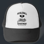 Retro Pickleball Athletic Department Anpassningsba Keps<br><div class="desc">Roligt pickleball som innehåller korsade pickleball-paddlar,  boll och retrotypografi. Lägg till din anpassningsbar för att anpassa dig - team namn,  klubb namn,  stad,  stad,  turnering namn etc. Det gör det ännu mer roligt att spela pickleball.</div>
