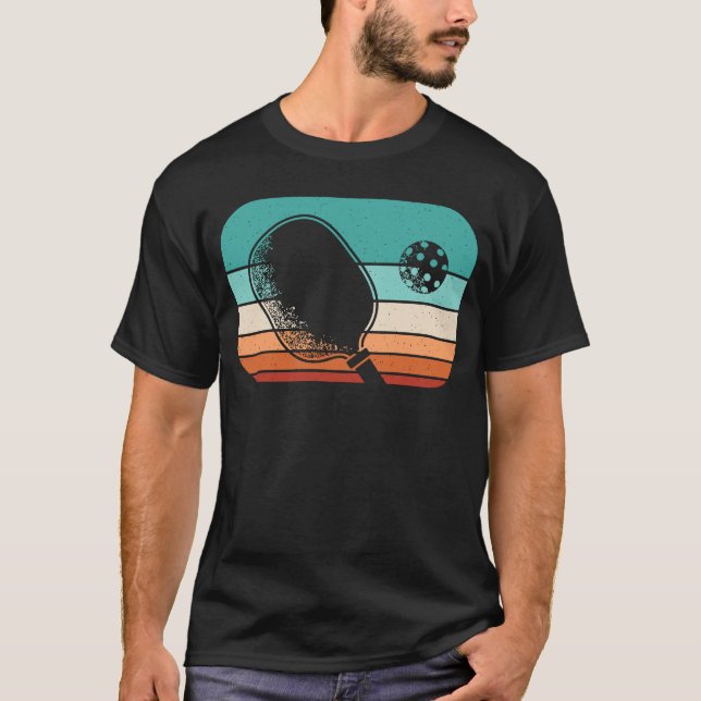 Retro Pickleball Player Pickle Boll T Shirt (Framsida)