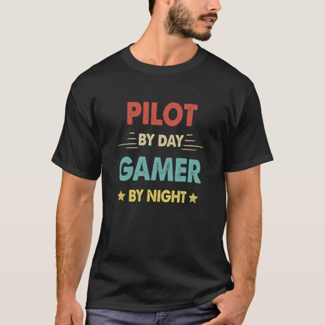 Retro Pilot By Day Gamer By Night T Shirt (Framsida)