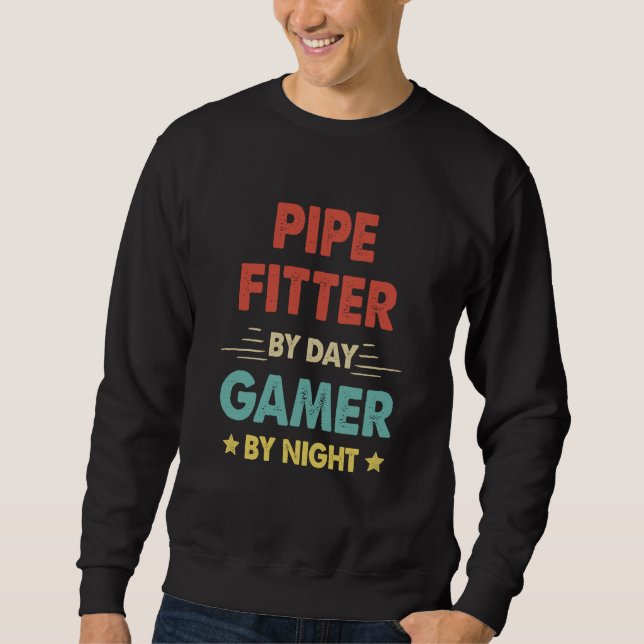 Retro Pipe Fitter By Day Gamer By Night Lång Ärmad Tröja (Framsida)