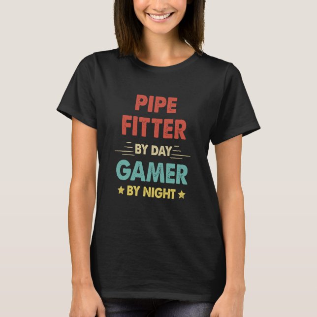 Retro Pipe Fitter By Day Gamer By Night T Shirt (Framsida)