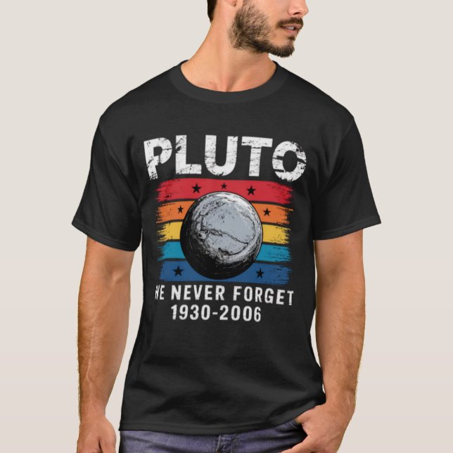 Retro Pluto Vi Glömmer Aldrig Rättvisa för Pluto T Shirt (Framsida)