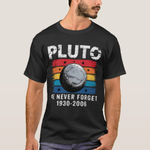 Retro Pluto Vi glömmer aldrig rättvisan för Pluto T Shirt