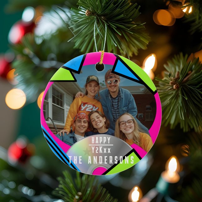Retro Pop Art Photo Y2K-familjens keramiska prydna Julgransprydnad Keramik (A fun and colorful y2k vibe ceramic ornament with space for your photo and name.)