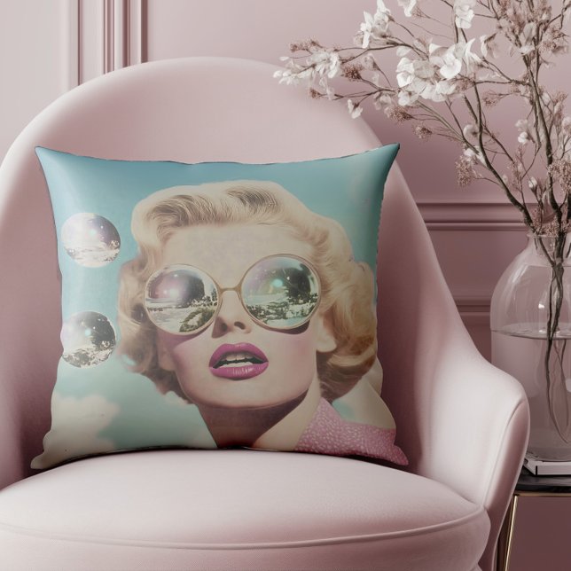 Retro Pop Art Rosa och Blue Space Woman Kudde (Elevate your style with this standout piece, ideal for lovers of vintage flair.)