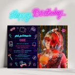 Retro Pop Neon Kids foto Birthday Bash Inbjudningar<br><div class="desc">Få redo att kasta det ultimata nyårsfotot party med den här 80-talsininspirerade inbjudan! Den här designen har en sjudande svart bakgrund, en ljusstark nygrafik och roligt inslag som rullskridskor, kassettband och spelkonsoler och är perfekt för ett helt firande. Vare sig du är värd för en glöd party, en ljusår eller...</div>