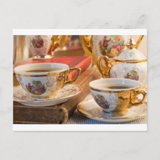 Retro porcelain-kaffe koppar med hett espresso vykort