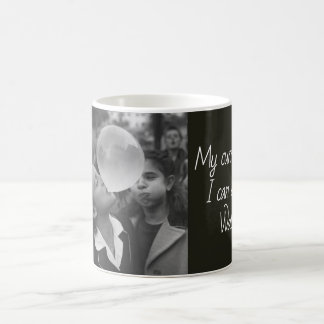 Retro positiv foton på barn som blåser bubbelgum m kaffemugg