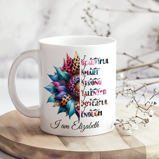 Retro Positivity "Jag är vacker, smart, stark" Kaffemugg (Retro Positivity "I am Beautiful, Smart, Strong" Coffee Mug on a boho wooden kitchen table)