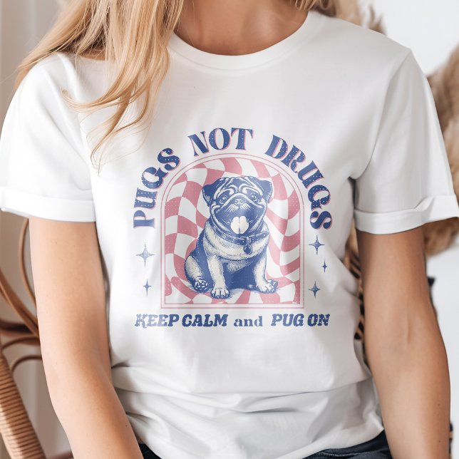 Retro 'Pugs Not drugs' Bubblegum Rosa och Blue Rol T Shirt (This fun design showcases an adorable retro pug with muted pink and colors.)