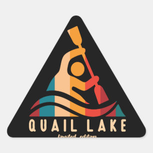 Retro Quail Sjö Kayaking Triangelformat Klistermärke