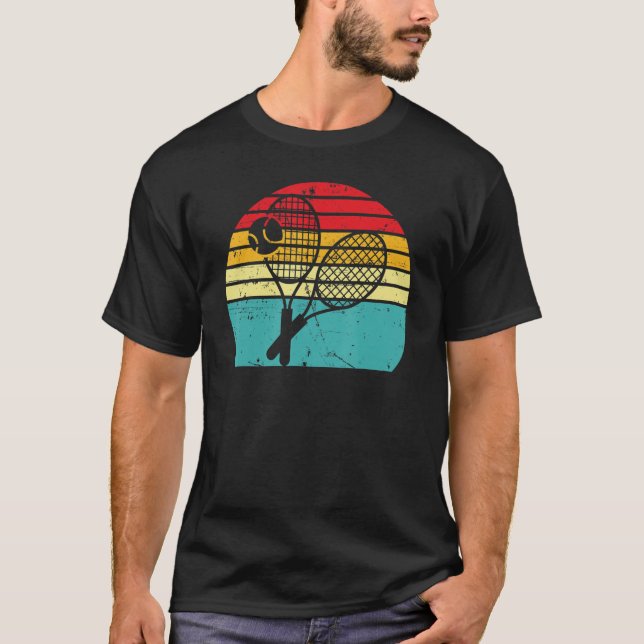 Retro Racquet Boll tennis Player Graphic Gag Tee (Framsida)