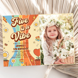 Retro Rainbow Fem är en Vibe Groovy 5:e födelsedag Inbjudningar