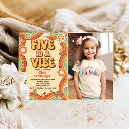 Retro Rainbow Fem är en Vibe Groovy 5:e födelsedag Inbjudningar