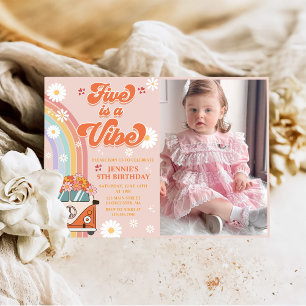 Retro Rainbow Fem är en Vibe Groovy 5:e födelsedag Inbjudningar