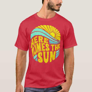 Retro Rainbow Sunrise här kommer hit: Sol är posit T Shirt