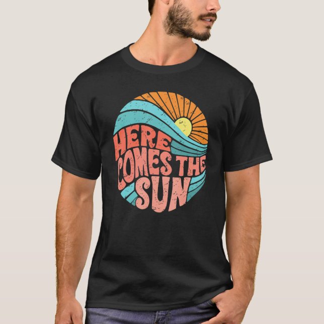 Retro Rainbow Sunrise här kommer hit, Sol Hippie G T Shirt (Framsida)