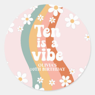 Retro Rainbow Ten är en Vibe Daisy 10:e födelsedag Runt Klistermärke