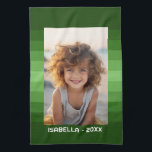 Retro Rand - Jul Grönt - Enkelt foto Kökshandduk<br><div class="desc">Grönt rand mönster skuggor med ett enkelt textområde för namn och datum. Lägg till din favoritselfie- eller familjereserografi. Använda ett foto för att skapa den här unika och personliga fotopresenten. Bakgrunden är en ren och modern uppdatering av rand mönster. Om du behöver justera bild klickar du på verktyg för att...</div>