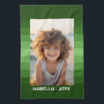 Retro Rand - Jul Grönt - Enkelt foto Kökshandduk<br><div class="desc">Grönt rand mönster skuggor med ett enkelt textområde för namn och datum. Lägg till din favoritselfie- eller familjereserografi. Använda ett foto för att skapa den här unika och personliga fotopresenten. Bakgrunden är en ren och modern uppdatering av rand mönster. Om du behöver justera bild klickar du på verktyg för att...</div>